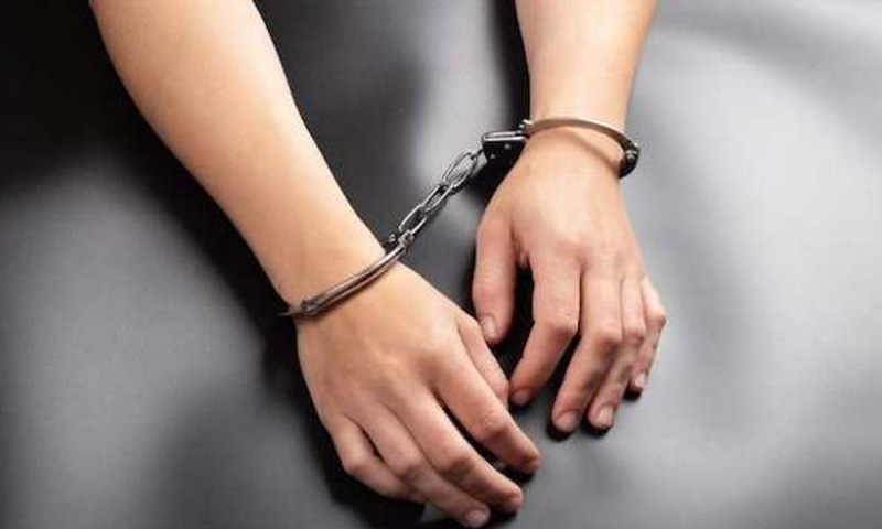 علامہ اقبال ایئر پورٹ پر پی آئی اے کی ایئر ہوسٹس غیر ملکی کرنسی اسمگلنگ کرتے گرفتار ایئر ہوسٹس گرفتار