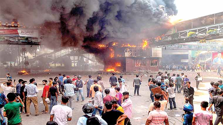 بنگلہ دیش میں ہجوم کا جیل پر دھاوا ، 500 سے زائد قیدی فرار کرا دیئے قیدی فرار