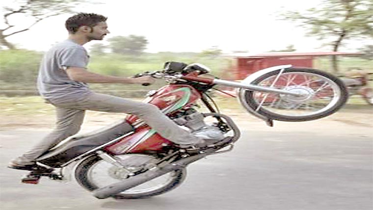راولپنڈی ، ون ویلنگ کرتے 2 نوجوان ڈمپر سے ٹکرا کر جاں بحق ٹریفک حادثہ