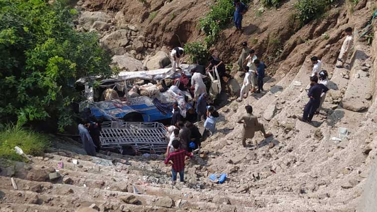 راولپنڈی سے راولاکوٹ جانیوالی کوسٹر خوفناک حادثے کا شکار ، 29 افراد جاں بحق کوسٹر