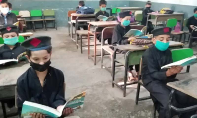 خیبرپختونخوا، طلبہ کو زمین پر بٹھا کر پڑھانے والے 3 اسکولوں کے اساتذہ معطل طلبہ کو زمین