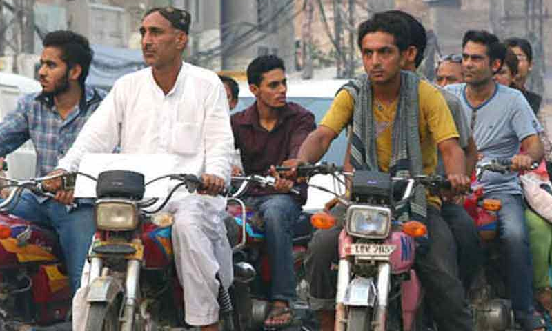 ہیلمٹ کے بغیر