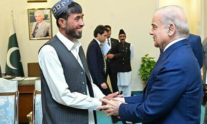 سیلابی ریلے میں پھنسے لوگوں کو بچانے والے محب اللہ کی وزیراعظم سے ملاقات، 25 لاکھ انعام محب اللہ