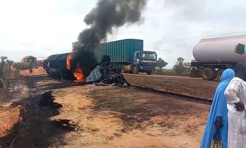نائجیریا میں فیول ٹینکر الٹنے سے دھماکہ، 147 افراد ہلاک