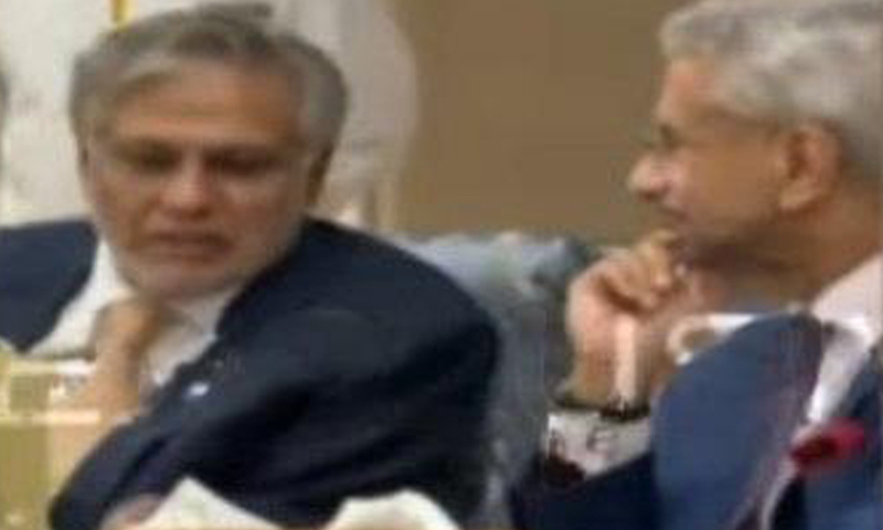 اسحاق ڈار اور جے شنکر کے درمیان غیر معمولی ملاقات