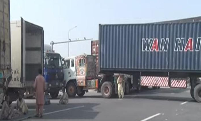 لاہور کے تمام داخلی و خارجی راستے بند، کنٹینرز لگا دیے گئے پی ٹی آئی لاہور