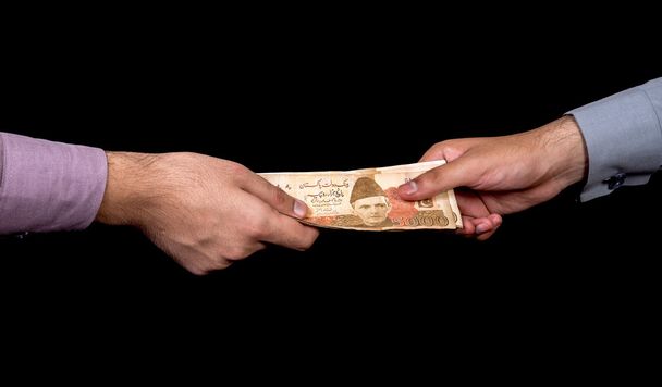 5 ہزار کا نوٹ بند کیوں نہیں کردیا جاتا؟ سینٹ قائمہ کمیٹی اجلاس میں تجویز