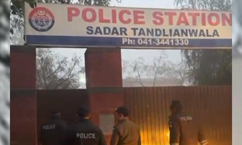 فیصل آباد، تھانے پر حملہ، حوالات میں بند 3 بھائی قتل، ایک شدید زخمی تھانے پر حملہ