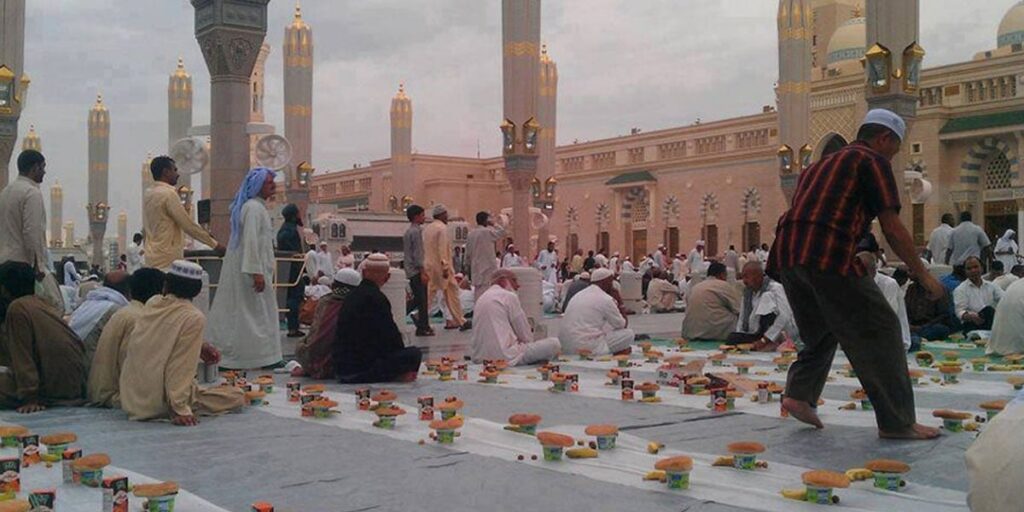 مسجدِ نبوی ﷺ میں افطار کروانے والوں کے لیے آن لائن پورٹل متعارف