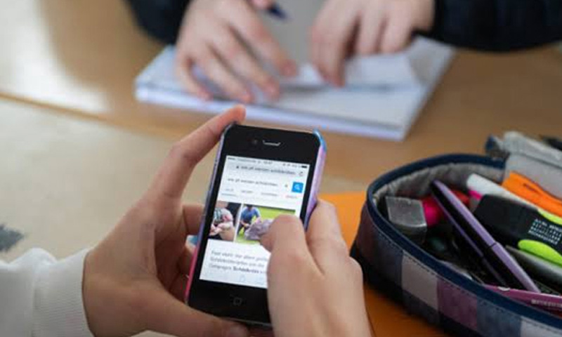 کالجز میں کلاسز کے دوران موبائل فونز کے استعمال پر پابندی لگا دی گئی