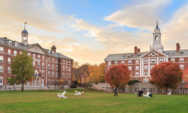 ہارورڈ یونیورسٹی کا 2 لاکھ ڈالر سے کم آمدن والے خاندانوں کے طلبہ کیلئے فیس معاف کرنیکا اعلان ہارورڈ