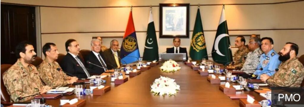 وزیراعظم کا سروسز چیفس کے ہمراہ آئی ایس آئی ہیڈ کوارٹر کا دورہ، وطن کا دفاع کرنے کے عزم کا اظہار