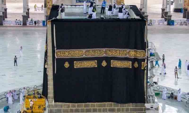 مکہ مکرمہ میں غلافِ کعبہ کی روح پرور تبدیلی، نیا کسوہ نصب غلافِ کعبہ کی تبدیلی