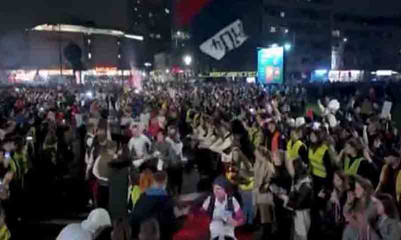 بلغراد میں کرپشن کے خلاف ہزاروں افراد کا مظاہرہ، پولیس سے جھڑپیں بلغراد