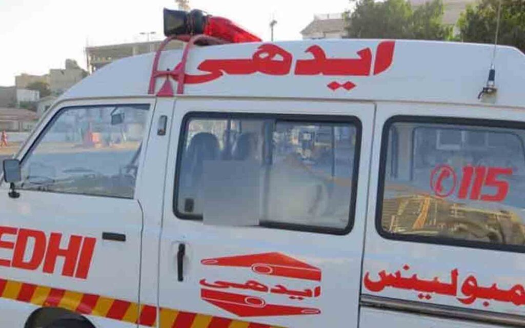 کراچی میں ڈمپر کار پر الٹ گیا، بچی اور خاتون جاں بحق، ایک زخمی ڈمبر گاڑی پر الٹ گیا