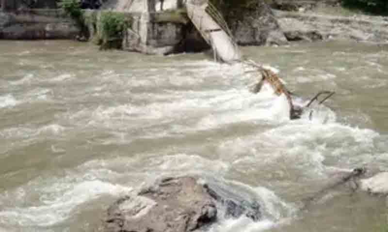 کے ٹو جانے والی شاہراہ کا پل دریا برد، سیکڑوں کوہ پیما پھنس گئے پل دریا برد