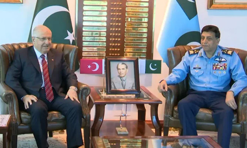 ترک وزیر دفاع