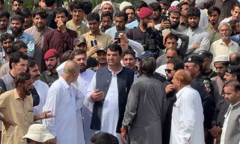 سوات کے بہادر نوجوانوں کو وزیراعظم کا خراجِ تحسین، 10،10 لاکھ روپے انعام وزیراعظم کا خراجِ تحسین