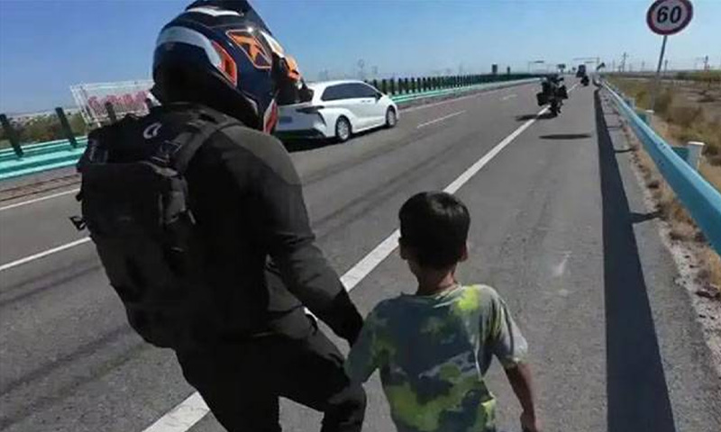 بڑے بھائی سے جھگڑے پر والد نے بیٹے کو شاہراہ پر تنہا چھوڑ دیا