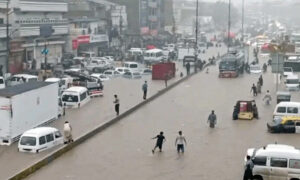 کراچی میں بارش کے دوران مختلف حادثات، 6 افراد جاں بحق