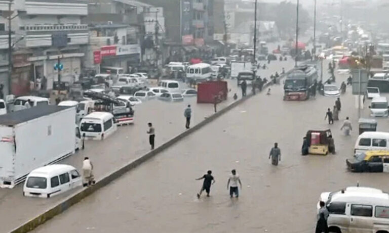 کراچی میں بارش کے دوران مختلف حادثات، 6 افراد جاں بحق