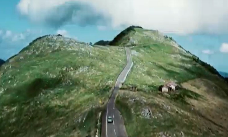 سیاحوں سے آباد