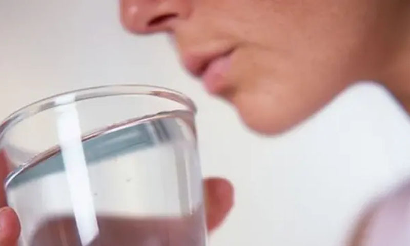 کم پانی پینا