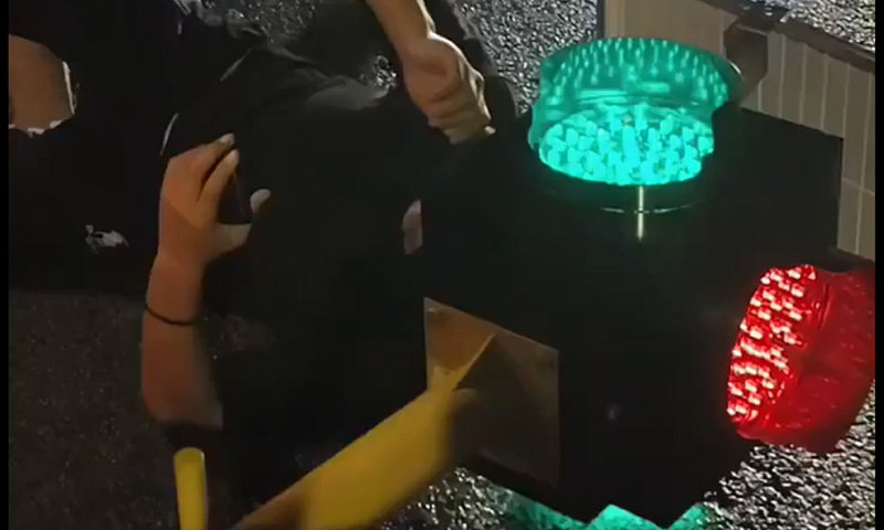 ٹریفک لائٹ سے ٹکر، شہری کا سر اندر اٹک گیا