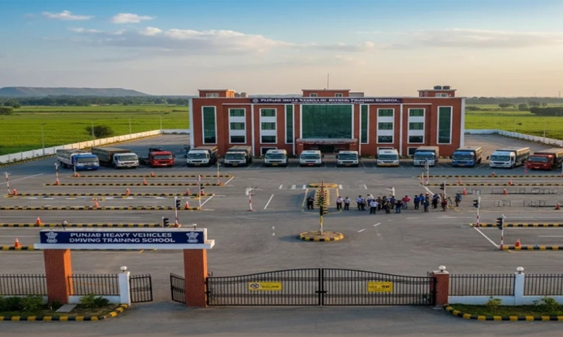 بھاری گاڑیوں کا پہلا ڈرائیونگ اسکول قائم