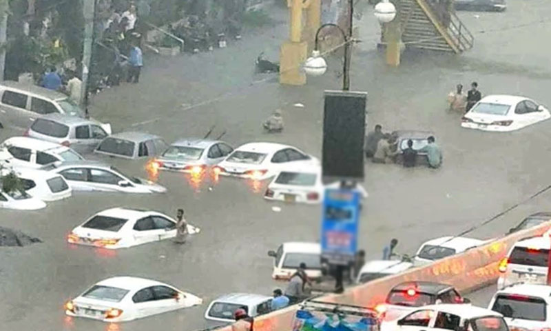 کراچی میں موسلادھار بارش، ٹریفک پولیس نے متبادل روٹ پلان جاری کر دیا