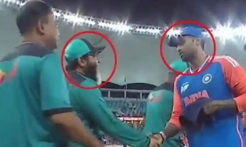 ایشیا کپ، بھارتی کھلاڑیوں کو سابق پاکستانی کرکٹر سے ہاتھ ملانا پڑ گیا