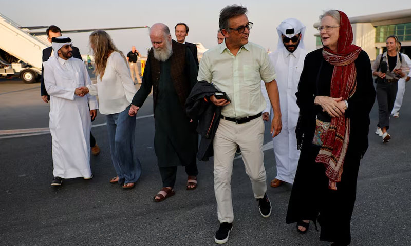 طالبان کی قید سے رہائی کے بعد برطانوی جوڑا قطر پہنچ گیا، جذباتی مناظر