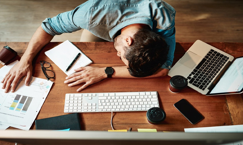 دفتر میں نیند آنے کی 8 وجوہات اور فوری حل