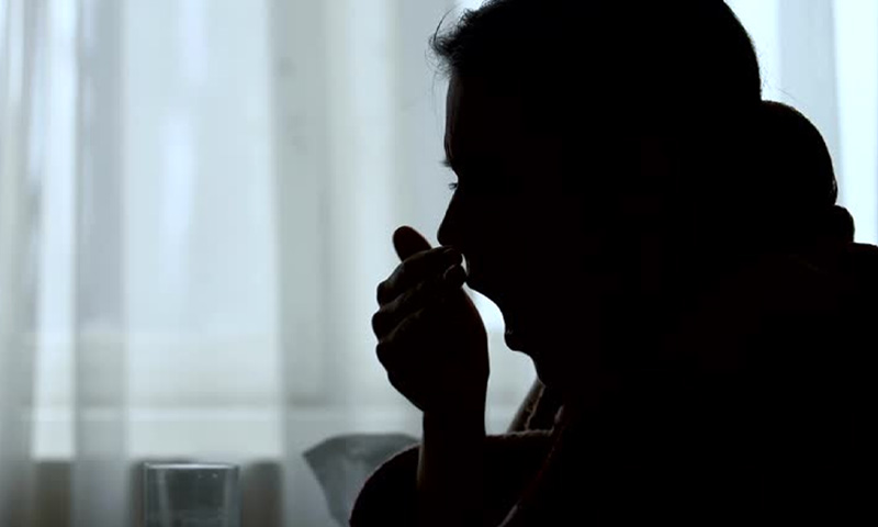 جمائی لینے پر نوجوان خاتون کی گردن کی ہڈیاں کھسک گئیں