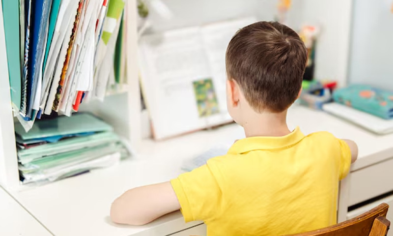 11 سالہ بچہ 14 گھنٹے پڑھائی کے بعد اسپتال پہنچ گیا