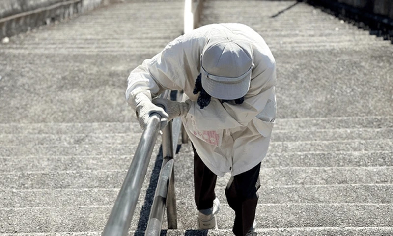 سیڑھیاں چڑھتے ہی سانس کیوں پھول جاتی ہے؟