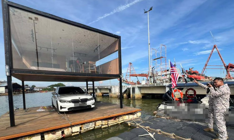 گاڑی سمندر میں فلوٹنگ پلیٹ فارم پر رکھ کر فوٹو شوٹ