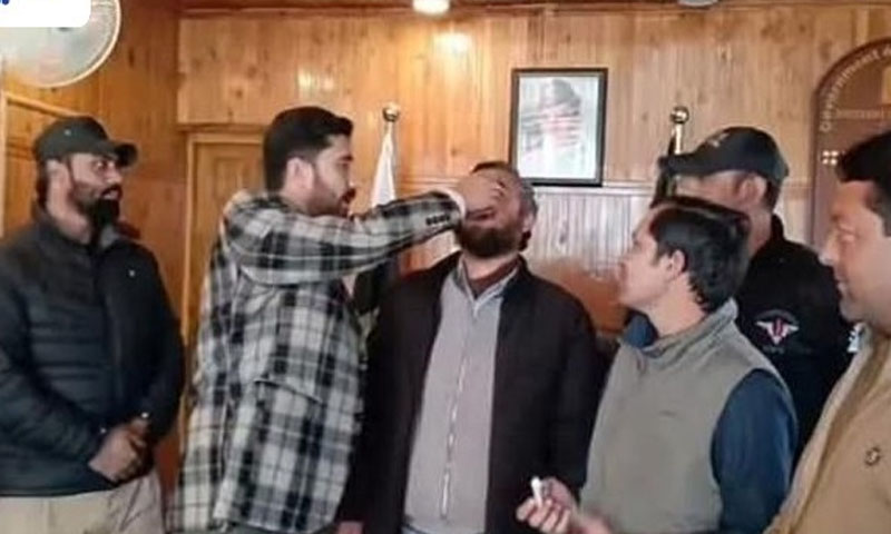 گانچھے میں پولیو ویکسین سے انکار پراسسٹنٹ کمشنر نے والد کو بھی قطرے پلا دیئے Polio Vaccination