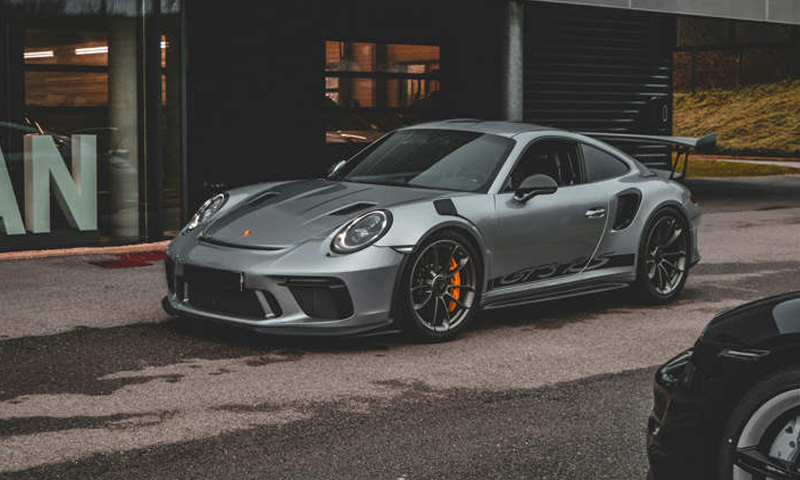 انشورنس کلیم کا لالچ، شہری نے خود اپنی گاڑی کو آگ لگا دی