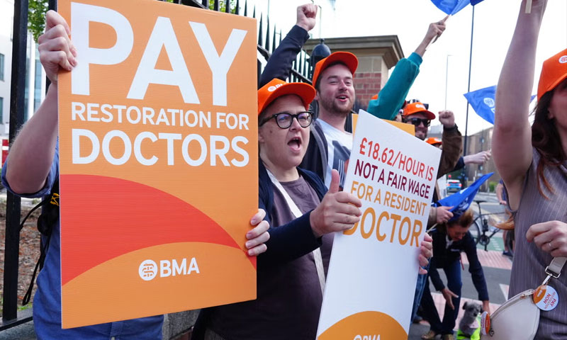 برطانیہ میں ڈاکٹروں کا کم تنخواہوں کیخلاف ہڑتال کا اعلان Doctors