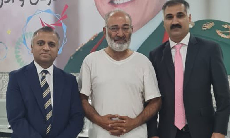 سابق سینیٹر مشتاق احمد کو رہا کر دیا گیا، اسحاق ڈار کی تصدیق