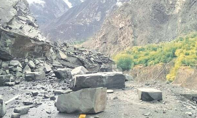 چلاس میں لینڈ سائیڈنگ سے 6 گاڑیاں زد میں آگئیں، 2 دریا برد Chilas