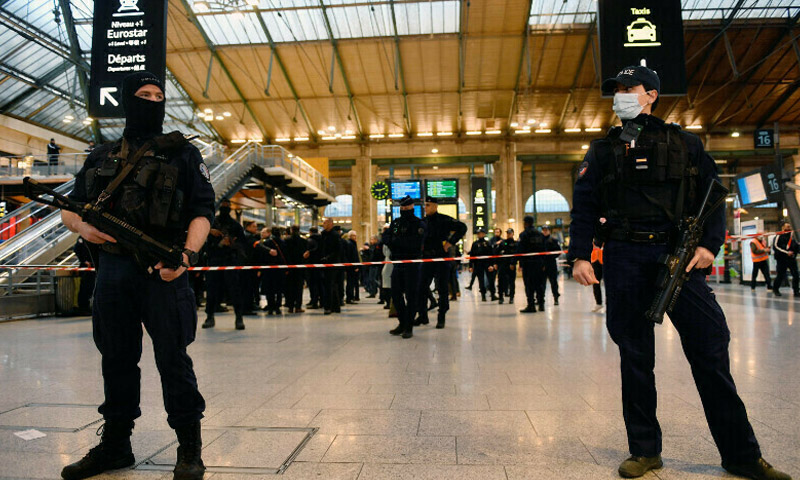 پیرس ٹرین اسٹیشن، ایک شخص کا پولیس اہلکاروں پر چاقو سے حملہ Paris