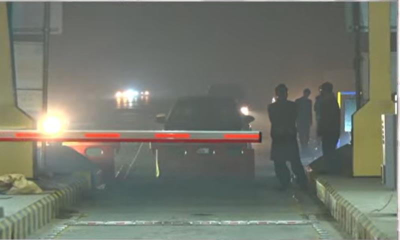 موٹروے ایم ون شدید دھند کے باعث بند، حدِ نگاہ چند میٹر تک محدود Fog