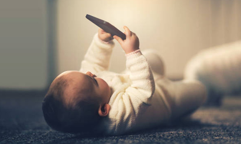 13 سال سے قبل اسمارٹ فون کا استعمال بچوں کی ذہنی صحت کیلئے خطرناک، نئی تحقیق