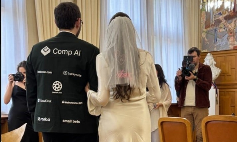 شادی کے سوٹ پر اشتہارات لگا کر فنڈ جمع کرنے کا انوکھا طریقہ