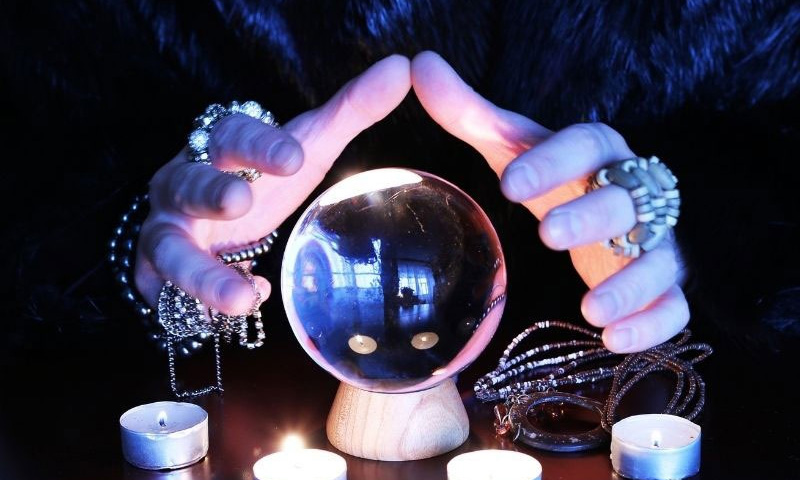 آن لائن نجومی کی باتوں پر خاتون نے شوہر پر بے وفائی کا الزام لگا دیا