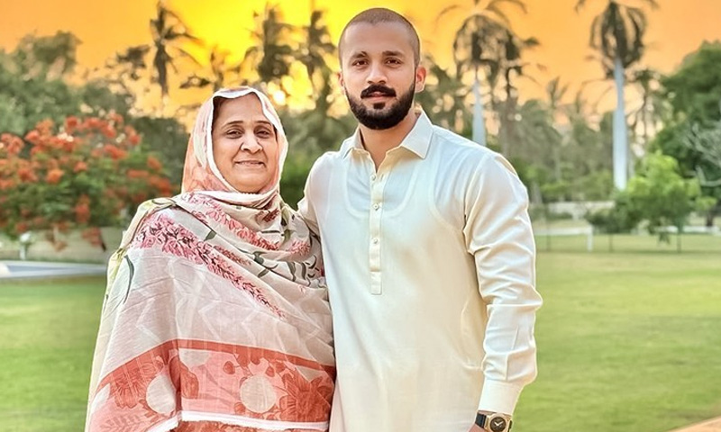 رجب بٹ پر مبینہ تعلقات کے الزامات پر والدہ کا ردِعمل، بیٹے کی نیت بدل چکی ہے