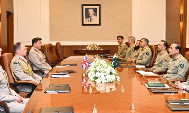 فیلڈ مارشل سے برطانوی آرمی چیف کی ملاقات؛ دہشت گردی کیخلاف جنگ میں پاک فوج کی قربانیوں کو سراہا army cheif