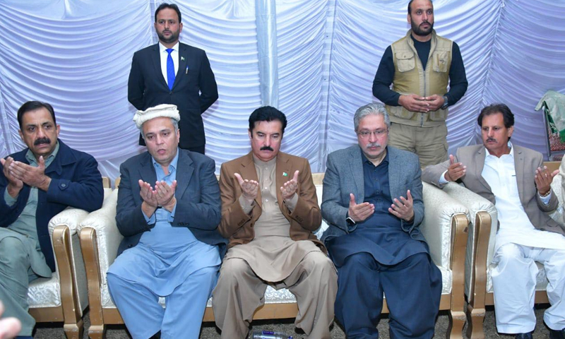 وزیر اعلیٰ سیاست بھی کریں اور صوبہ بھی چلائیں، گورنر خیبرپختونخوا faisal kareem kundi